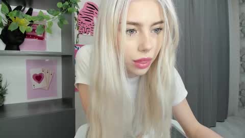 Snapshot of lama0 chatting on September 29, 8:24 am Erika online show from September 29, 8:24 am