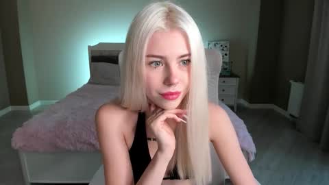 Snapshot of lama0 chatting on October 8, 8:31 am Erika online show from October 8, 8:31 am