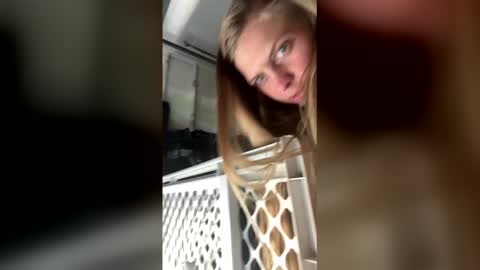 laquail online show from April 25, 1:24 pm