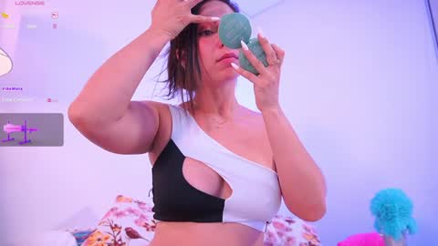Snapshot of lara_giraldo chatting on February 2, 3:10 am Hello Guys I am Lara Giraldo WELCOME To my room online show from February 2, 3:10 am