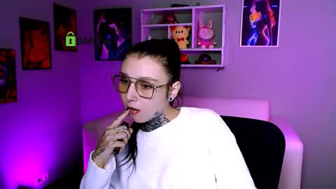 laratiz online show from November 15, 3:57 pm