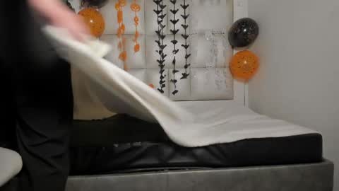 laura__js_ online show from October 20, 2:49 am