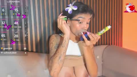 Snapshot of laura_aristizabal_19 chatting on October 3, 1:19 pm Laura online show from October 3, 1:19 pm