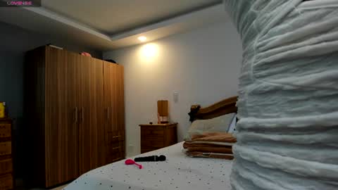 laura_miller02 online show from July 5, 6:04 pm