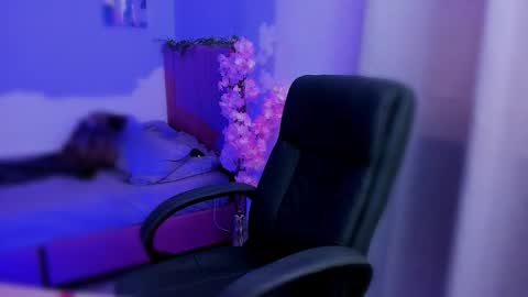 Laura Rose online show from November 20, 8:50 pm