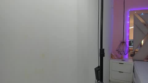 laura  online show from February 17, 8:41 pm