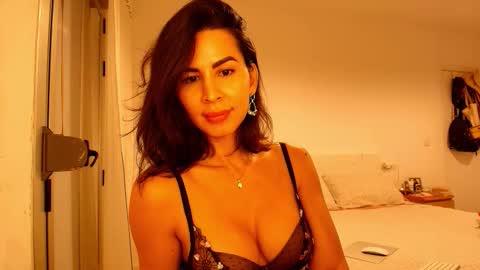 Layla online show from November 12, 5:15 pm