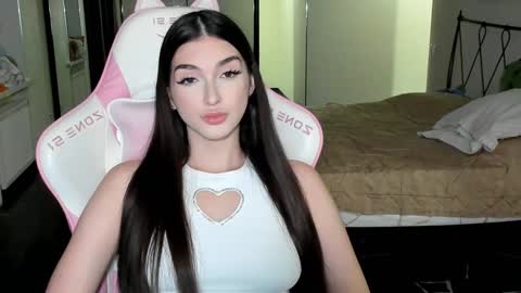 Leila online show from December 3, 3:50 pm