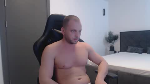 Snapshot of leoknightx chatting on October 10, 3:51 pm Leo online show from October 10, 3:51 pm