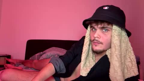 leosehenrot736234 online show from April 12, 9:41 pm