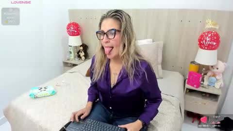 Lesly Santodomingo online show from February 21, 11:35 am