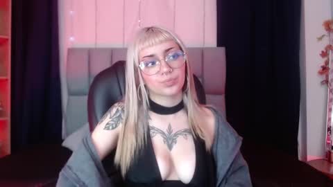 Snapshot of lessboobs_gh chatting on March 3, 2:39 pm Less  online show from March 3, 2:39 pm