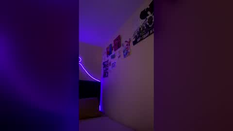 Little Queen Lia  online show from December 15, 8:05 pm