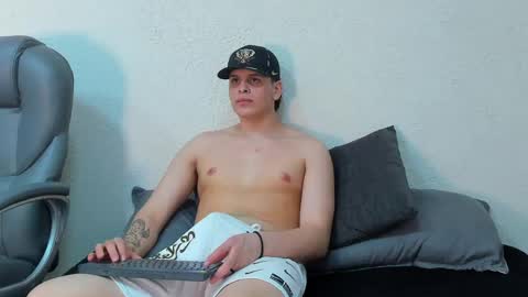 liam_cyrus online show from April 18, 4:25 am