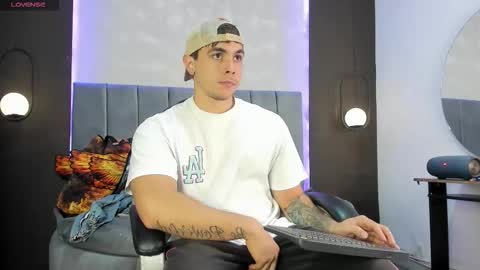 Snapshot of liam_walk chatting on October 28, 11:06 pm Liam online show from October 28, 11:06 pm