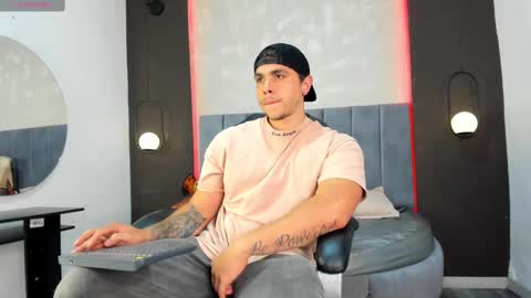 Snapshot of liam_walk chatting on September 24, 10:38 pm Liam online show from September 24, 10:38 pm