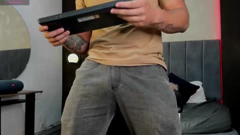 Snapshot of liam_walk chatting on October 2, 8:18 pm Liam online show from October 2, 8:18 pm