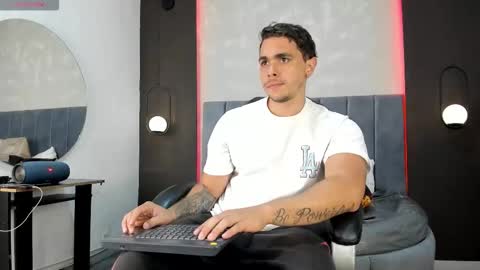 Snapshot of liam_walk chatting on October 10, 10:36 pm Liam online show from October 10, 10:36 pm