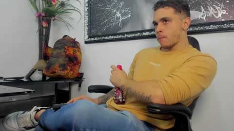 Snapshot of liam_walk chatting on December 27, 12:50 am Liam online show from December 27, 12:50 am