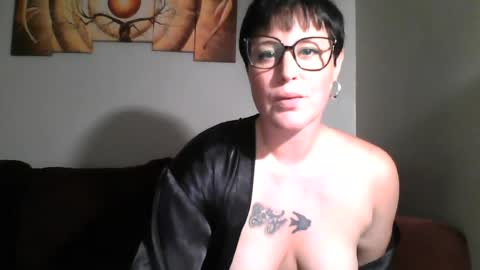 life_as_lindz online show from June 20, 4:40 am