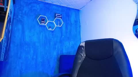Snapshot of liiaam_lee_ chatting on February 25, 4:57 pm Daniel online show from February 25, 4:57 pm