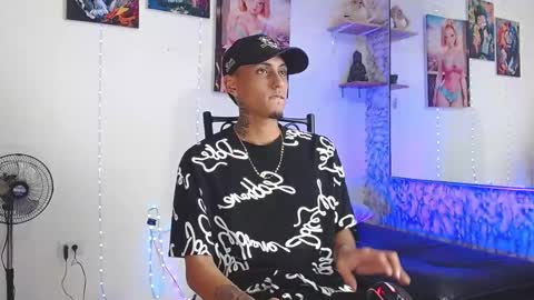 Snapshot of liiaam_lee_ chatting on October 15, 11:48 pm Daniel online show from October 15, 11:48 pm