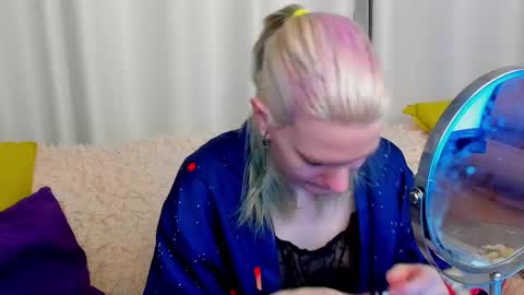 Snapshot of lika_haris chatting on October 21, 9:29 pm Lika online show from October 21, 9:29 pm