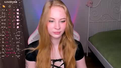 Snapshot of lilkitty_melanie chatting on November 1, 9:36 pm Melanie online show from November 1, 9:36 pm