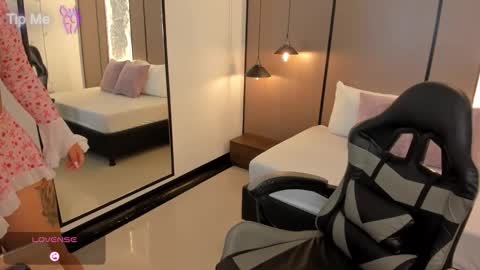 L I L L Y online show from December 2, 12:25 pm