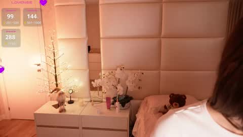 Lilly Colins online show from December 19, 9:10 pm