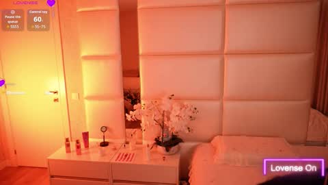 Snapshot of lilly_colins chatting on October 16, 7:24 pm Lilly Colins online show from October 16, 7:24 pm
