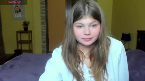 Snapshot of lilly_jess chatting on October 22, 8:32 pm Lilly online show from October 22, 8:32 pm