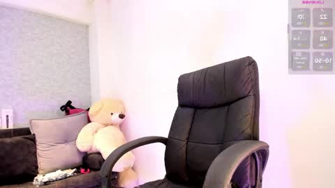 lily_cash1 online show from April 8, 5:43 am