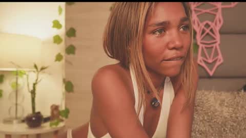 Lily Miiller online show from February 3, 9:30 pm