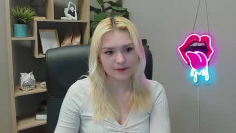 Lily online show from April 8, 1:25 pm