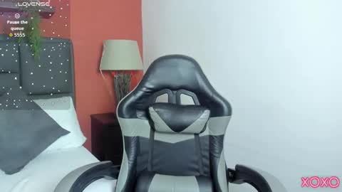 L I N D A online show from January 8, 2:17 am