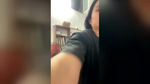 lisa_hanw online show from April 21, 3:30 pm