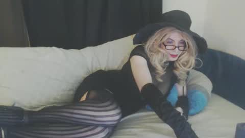 Lisa Tyler online show from November 9, 7:23 am