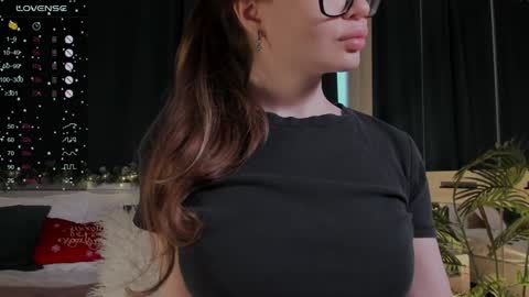 Snapshot of lissa_rose chatting on December 20, 1:22 pm lissa_rose online show from December 20, 1:22 pm