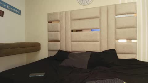 Mia online show from November 20, 3:31 pm