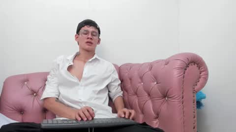 Snapshot of littlemax23 chatting on October 15, 5:54 am MAX online show from October 15, 5:54 am