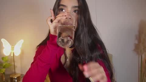 littletammy_ online show from April 9, 3:39 pm