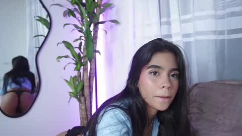 littletammy_ online show from September 20, 5:05 pm