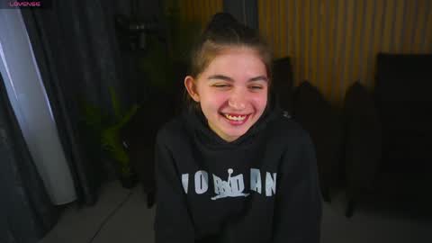 lizatiffanya_ online show from April 7, 1:13 pm