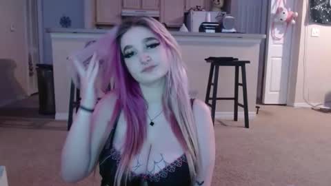 Lizz  online show from February 24, 6:00 pm