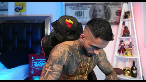 logan_hugh8 online show from December 19, 5:40 pm