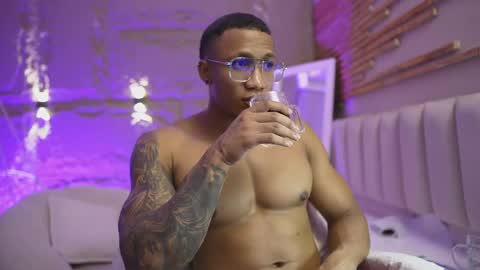 logan_varela online show from May 25, 2:12 pm
