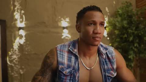 logan_varela online show from November 20, 1:42 pm