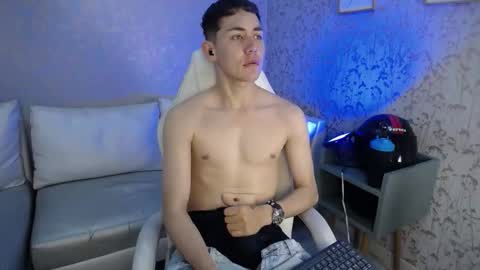 Loganfoster  online show from December 15, 10:06 pm