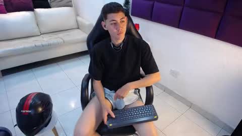 Loganfoster  online show from December 22, 9:32 pm